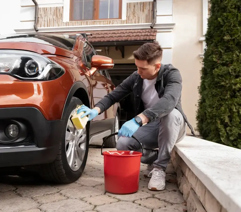 Lavage auto à domicile Carlus : professionnel intervenant sur un véhicule